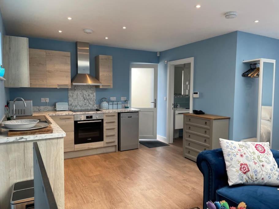 Studio, Ideally Located At Beautiful Lizard Point, Cornwall Apartment Helston Exterior photo